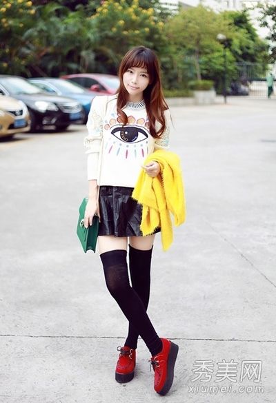 迷你裙配膝袜18岁的芭比是你吗