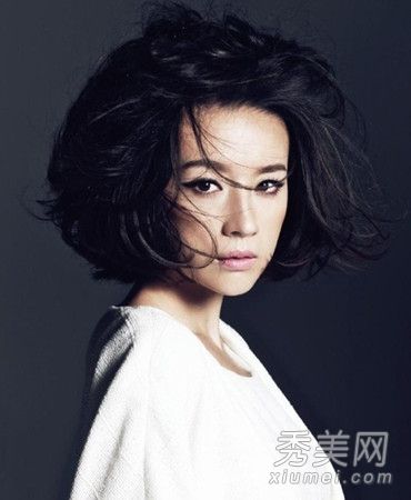 老设计师安吉尔的发型一直在变。