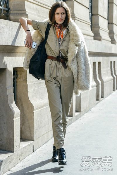 丝巾在春天到达欧洲和美国，并被教导要搭配