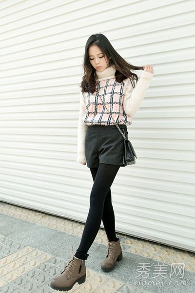 毛线衫短裤高挂，双腿甜美可爱