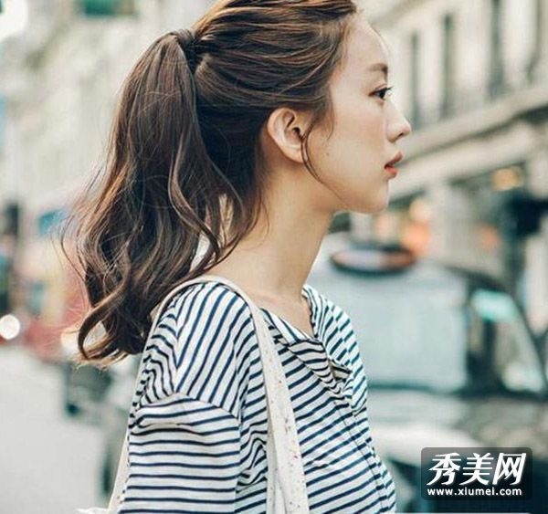 玩校园风格的马尾辫让它变得纯粹。