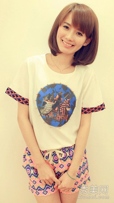 雪纺衬衫配高腰短裤有很高比例的拉长身材。