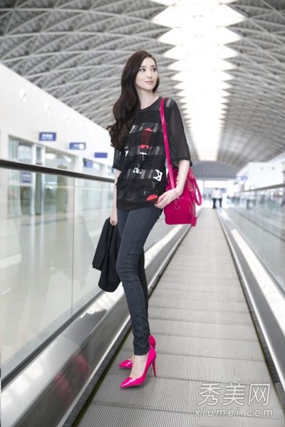 吴佩慈在夏天展示简约