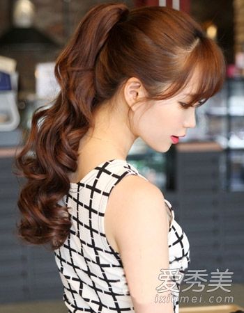 冬天你是怎么扎你的卷发的?这些锁很可爱,而且可以减少年龄。