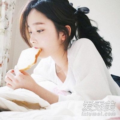 在秋天改变一个美丽的发型是如此简单。