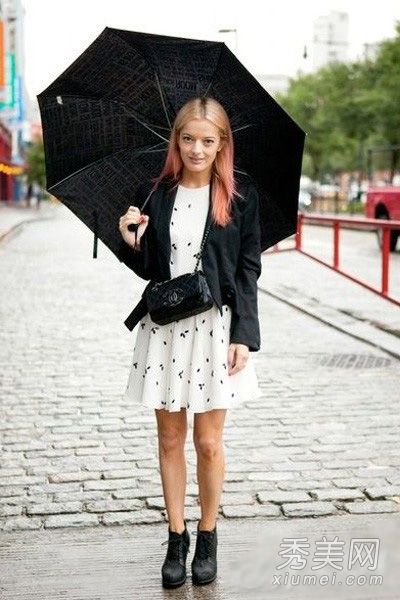 雪纺短裙配小套装优雅甜美的女孩扇