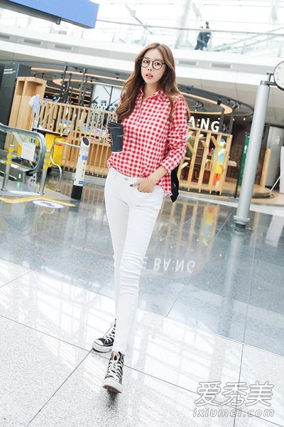 白色铅笔裤清新实用的春季搭配至关重要