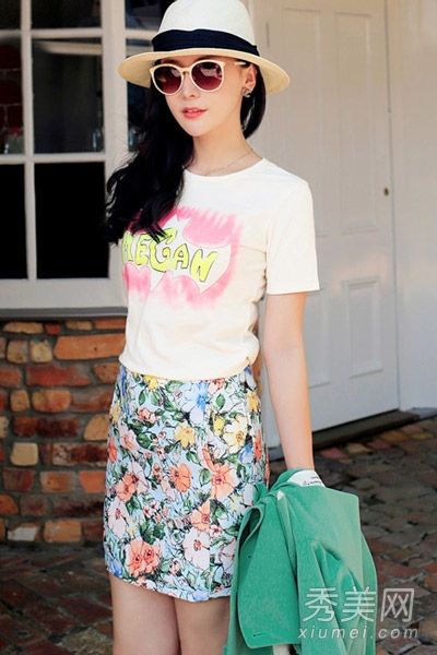 搭配t恤或衬衫的极简风格的裙子很流行。