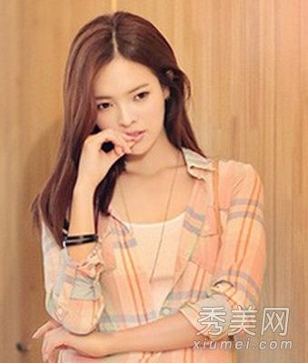 甜美的夏日女孩将头发染成浅橙色,这非常吸引人。