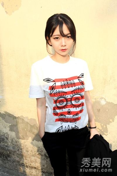 穿着t恤+裤子的略胖女孩简单而苗条。