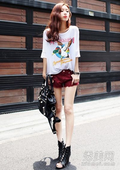 夏季t恤+牛仔短裤简约风格打造完美比例