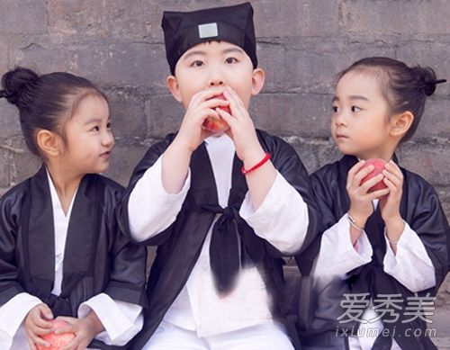 最可爱的小道士在网上很受欢迎，每个人的发型都是可爱的哭泣！