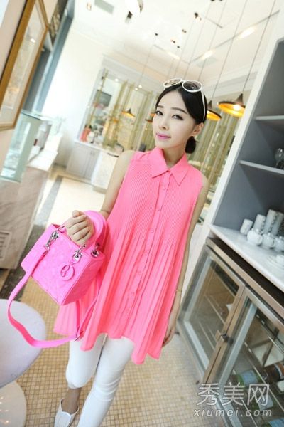 夏季必备的雪纺衬衫配裙子和裤子很时尚