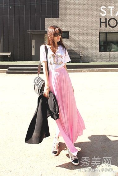 百搭t恤配半长连衣裙穿起来有夏天的感觉