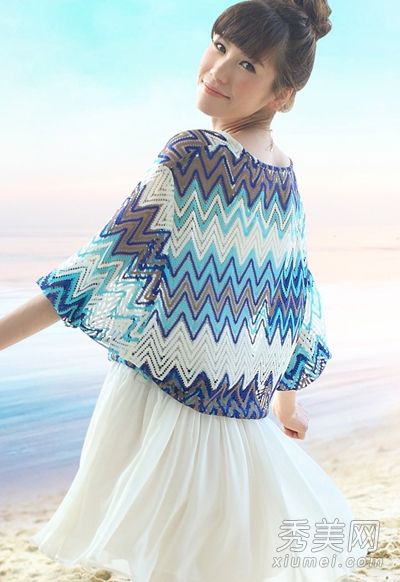 衬衫+背心是女士的简单表达。