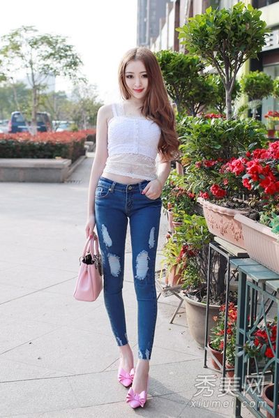 t恤、衬衫、牛仔裤、长腿和紧臀更漂亮。