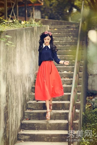 高挑或轻薄的夏季半长连衣裙，搭配优雅