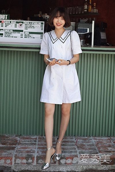 夏装风格的白色连衣裙是最清爽的