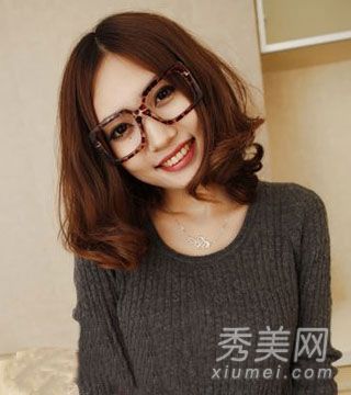 2012年秋季的最新时尚是卷发,充满女人味。