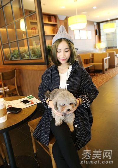 宽松的外套和紧身裤很苗条。韩凡的休闲风格很配