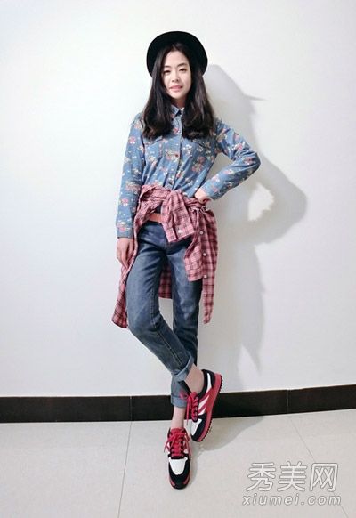 紧身裤和裤腿的衬衫既实用又时尚。