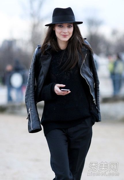 皮革搭配长裤，打造中性帅气的风格