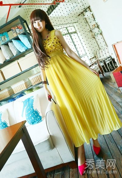 全褶雪纺连衣裙营造出生动的仙女气质。