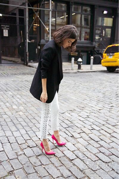 你是穿着紧身裤的修长高跟鞋和长腿的女神。