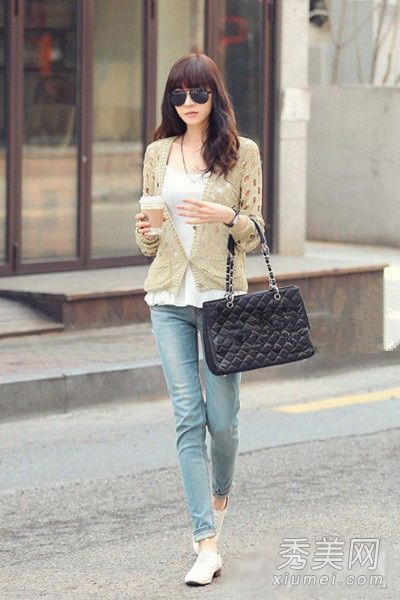 针织毛衣和紧身裤最相配。三月是减肥的最佳时间。