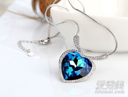 潘多拉的项链是什么材料?潘多拉的项链是几年级的