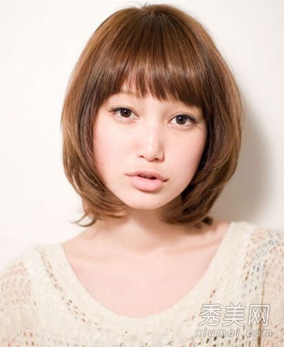 鲍勃适合圆脸的头瞬间变成瘦脸和尖下巴。