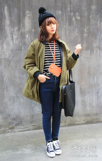 长风衣配紧身裤，矮个子女孩在这种方式下看起来也很高