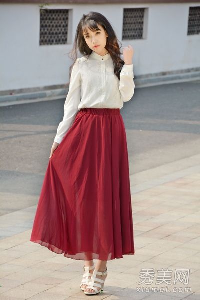 春天穿白色衬衫配长裙既复古又优雅。