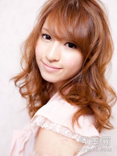 中等和长卷发库存,面部化妆和减少年龄效果很好