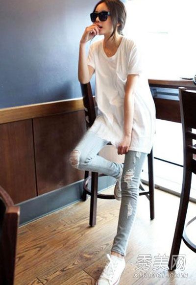 白色t恤搭配技巧在夏天创造了一点新鲜感