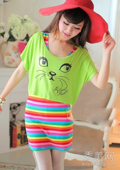 这件罩衫是穿背心裙的胖女孩最瘦的。