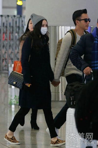 杨蜜用风衣、裙子和裤子展示春天