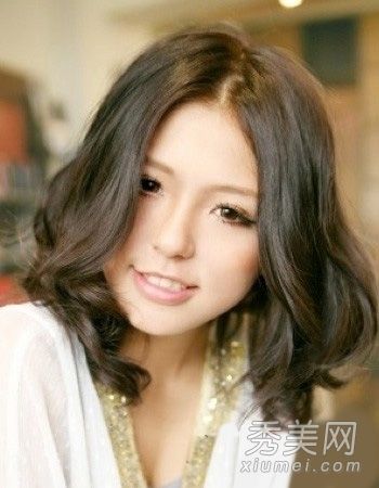 4种带有分叉卷发的发型可以立即修剪和缩小V型脸