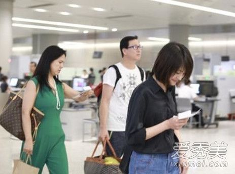 郑爽最新的机场街照片穿的是什么牌子的鞋？同样的郑爽幸运鞋