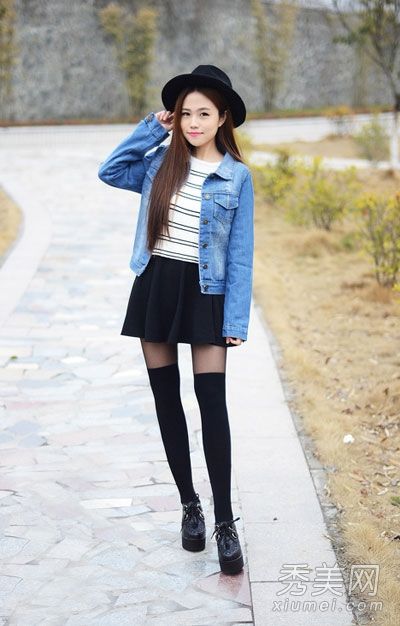 短裙+牛仔夹克，搭配短裙女孩的身高