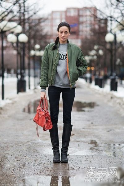 百搭单品紧身衣展现出苗条、身高和腿部长度。