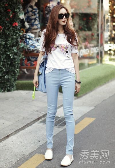 t恤和牛仔裤是最时尚的换季方式。