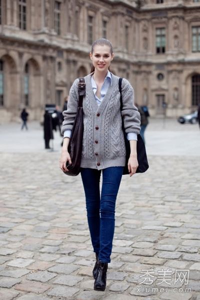 毛衣、牛仔裤、时尚合身、优雅