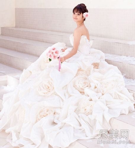 第一個靚模·佐佐木希展示美麗的新娘妝