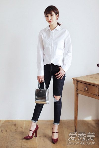 牛仔裤只有在有洞的时候才会流行,并且充满个性。