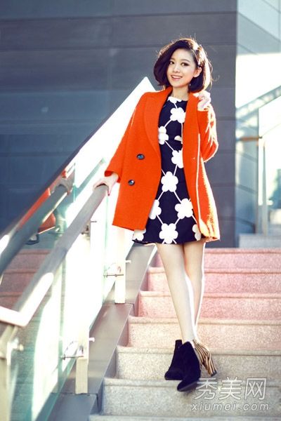 贝拉展示温暖春天穿的亮色外套