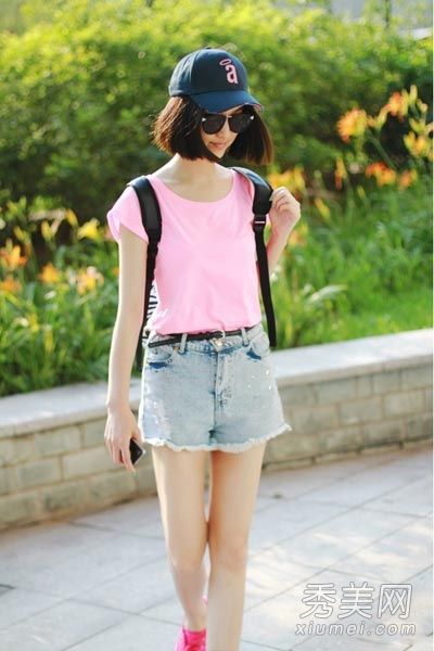 t恤是最通用的，连衣裙或短裤也很时尚。