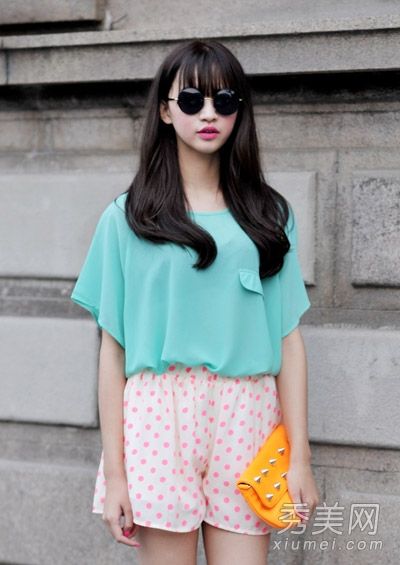 混合搭配夏季服装！雪纺衬衫和短裤是最热门的。