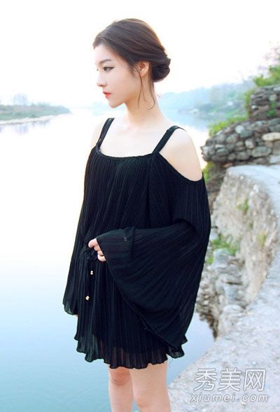 宽松的圆领汗衫，裸露的小肩，打造初夏时尚、醒目的美感。