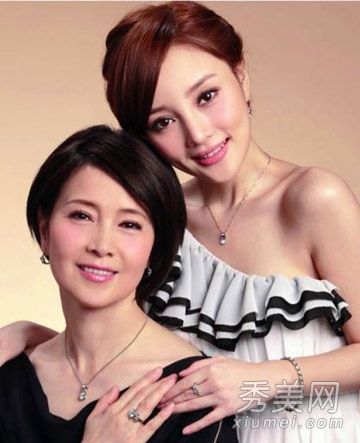 李小璐的母親年輕時，她的長發比女兒的更漂亮。